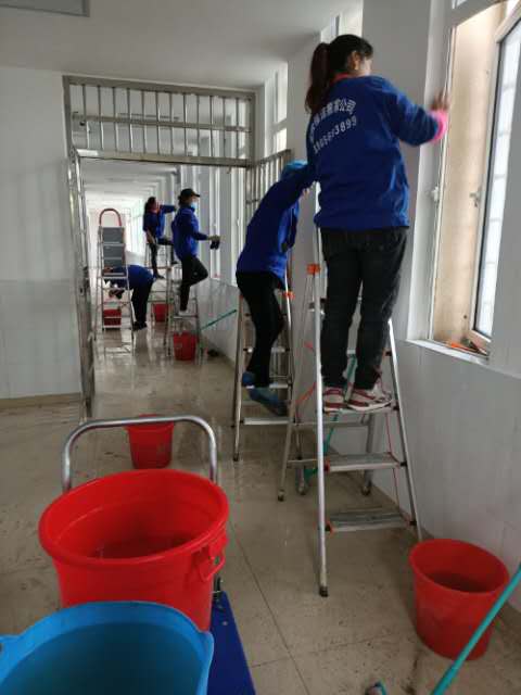 专业保洁服务 从日常清洁到专项护理，全方位打造洁净空间